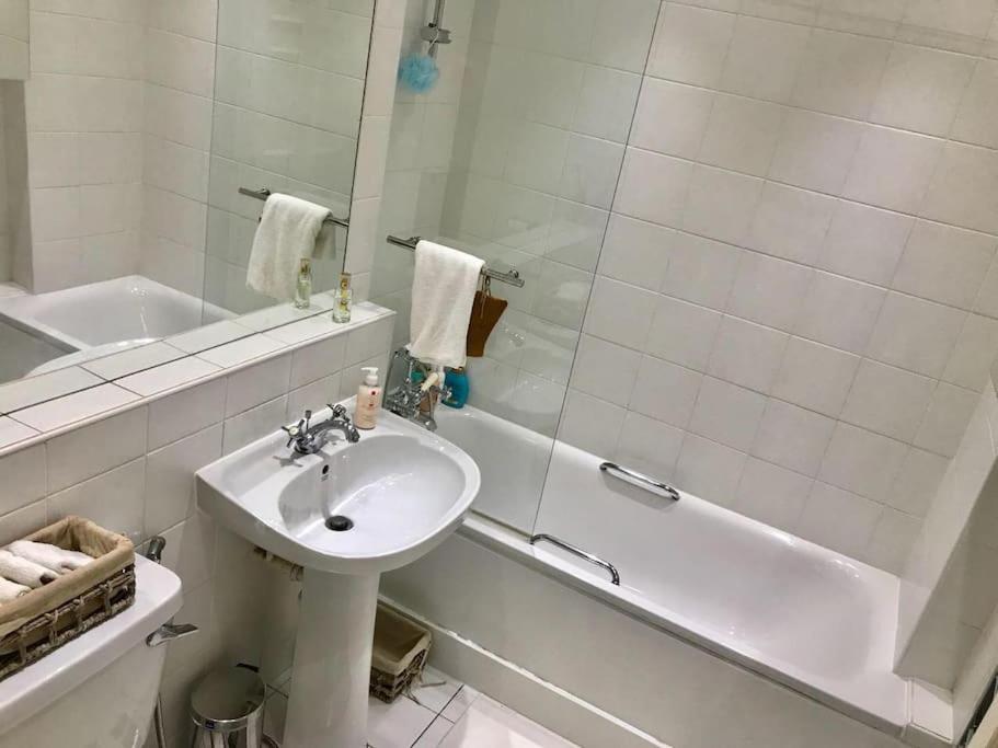 Apartamento Stunning 2 Bed/2Bath Flat In Heart Of Kensington Londres Exterior foto